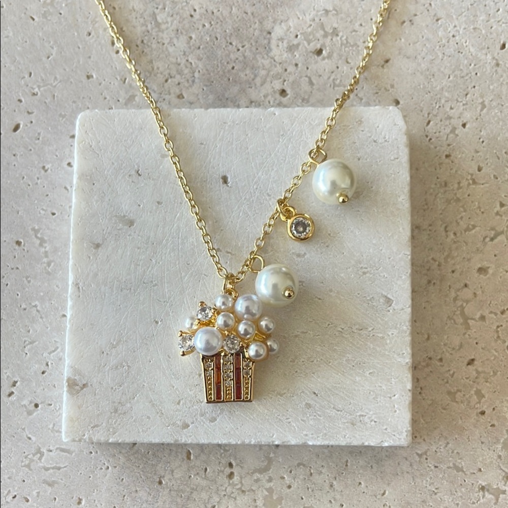 KATE SPADE Elegant Gold and Pearl Necklace